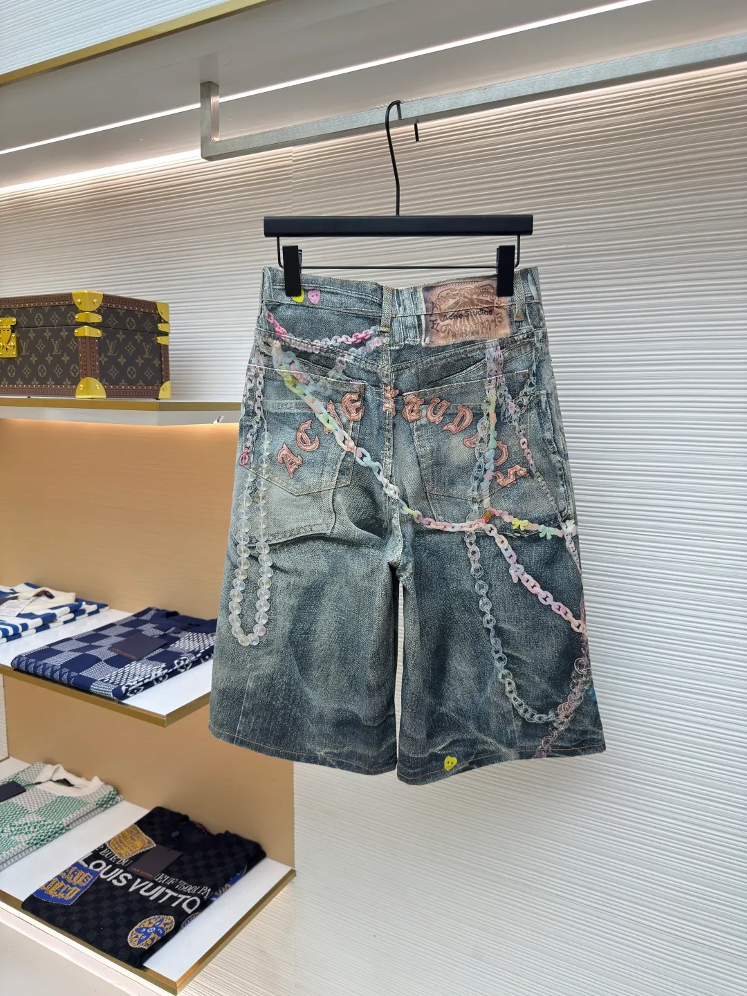 Acne Studios chain 3D printed straight shorts ●Authentic product: purchased and developed by 3174 ●Item number: 1680155-A65 ●Material: denim ●Technology: Printing ●Version: fitted version ●Weight: 440g ●Size: 42-44-46-48-50-52 ●Description: 1981M jeans are loosely cut, low-waisted, wide-legged and long. Decorated with a seasonal trompe l'oeil print and made from mid-blue washed non-stretch denim. The overall wiring is straight and delicate, the fabric is comfortable and soft, and the color is consistent without color difference. It can be matched with the same style to create a fashionable look and control various occasions. Customized accessories, complete with three standards, same style for men and women!
